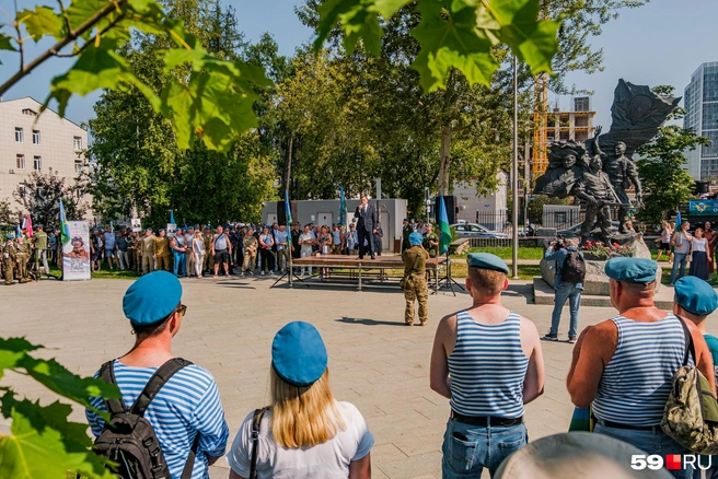 На небольшой сцене с поздравлениями выступали чиновники и военные  | Источник: Тимофей Калмаков / 59.RU
