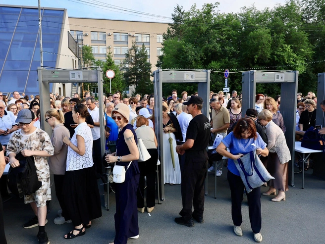 Задолго до начала у входа в зрительный зал собралась настоящая толпа | Источник: Михаил Шилкин