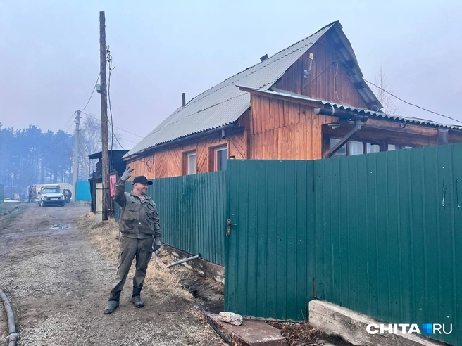 Мужчина доволен, что спас дом друга | Источник: Александр Хамраев / CHITA.RU