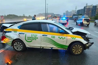 На КАД такси попало в двойное ДТП, пассажир в коме