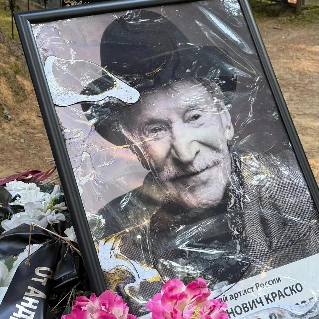 Чужие люди привезли венки и букеты, а родные так и не поставили памятник: могила Ивана Краско в годовщину смерти