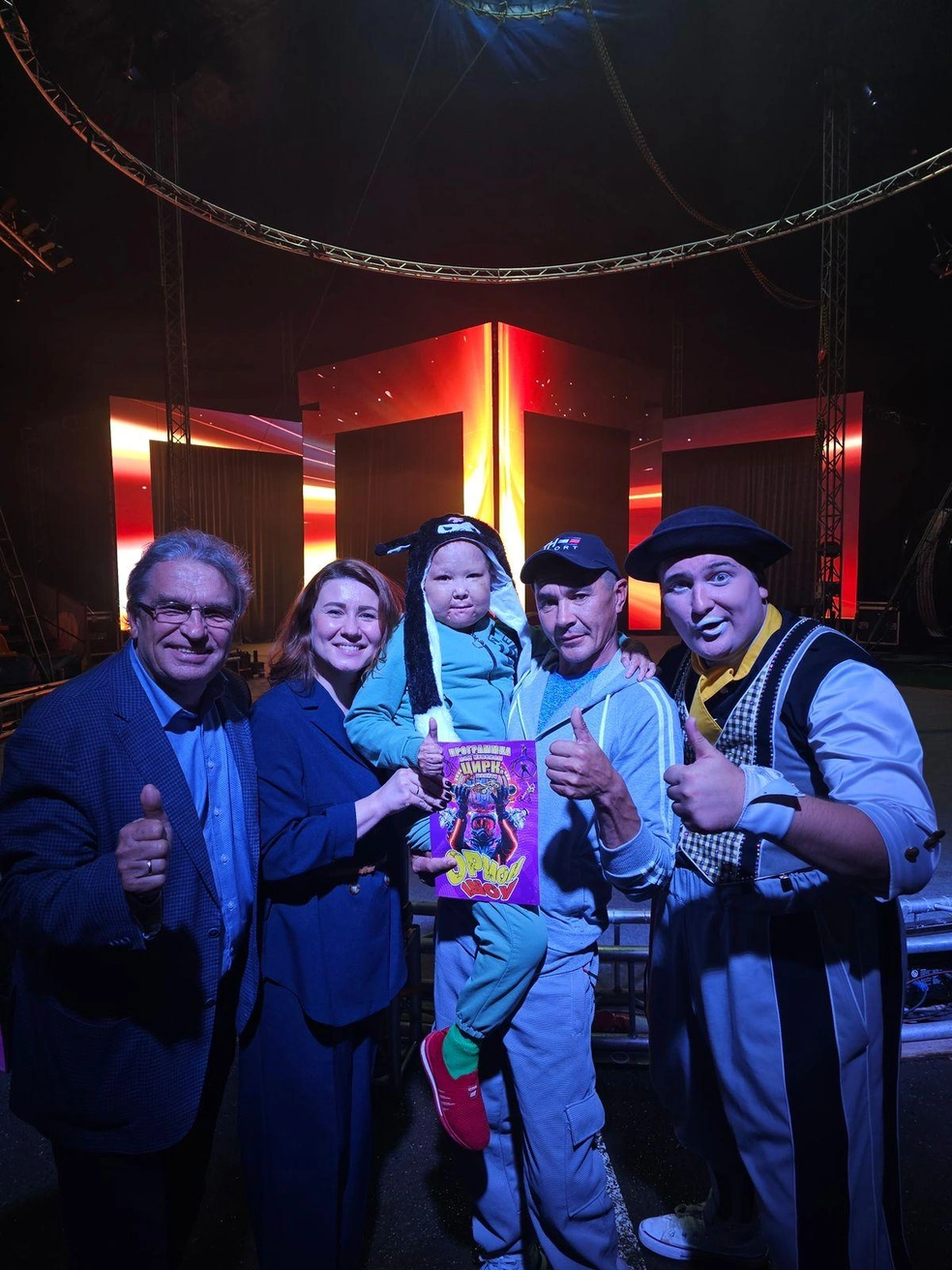 Известный артист Анатолий Марчевский, который много лет руководил екатеринбургским цирком, вместе с супругой свозили девочку в цирк шапито. Нурзиля тогда еще не ходила, папа носил ее на руках | Источник: Юлдаш Исламгулов