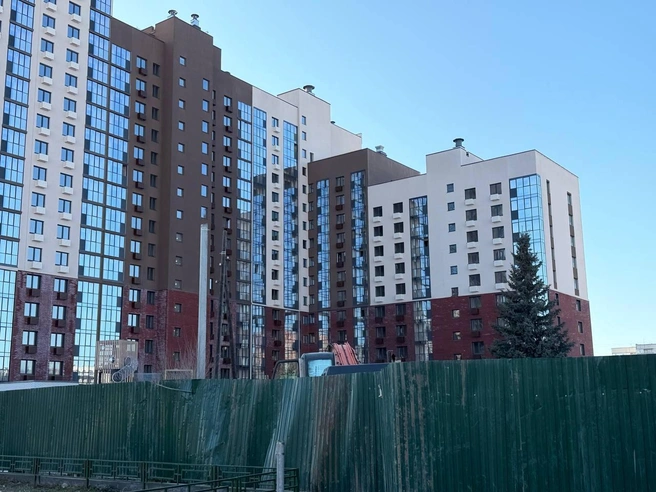 Территорию бывшей улицы полностью огородили забором, сделав её недоступной. | Источник: Анастасия Малышкина / 72.RU