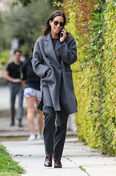 «Джоли в ярости»: Девушка Брэда Питта — Инес Де Рамон — гуляет в сером пальто, поражая своей красотой