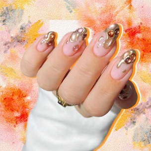 Золотой френч + «кошачий глаз» — стильный блестящий маникюр на осень 2025