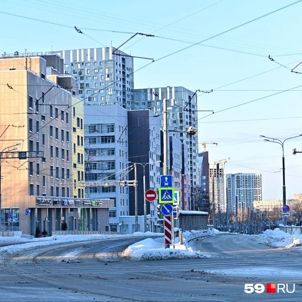 На улице Революции не видно ни гуляющих пермяков, ни проезжающих авто | Источник: Василина Любимова / 59.RU
