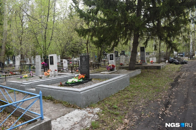 Могила Ивлева первая с краю, за ним&nbsp;— Бердышев с супругой | Источник: Рихарда Лем / NGS.RU
