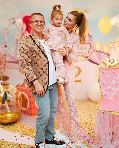 Клеш и розовые кружева: Ханна нарядила дочь в копию своего наряда в честь 2-летия девочки
