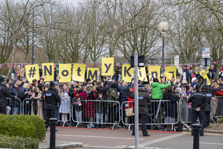 «Долой короля-коррупционера!»: вас шокируют новые фото Карла III — толпа устроила митинг