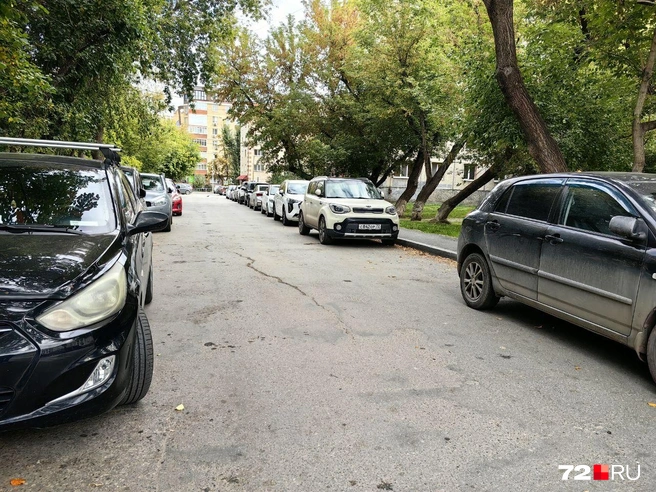 Автомобилисты поехали во дворы, именно там они паркуют автомобили | Источник: Павел Красоткин / 72.RU 