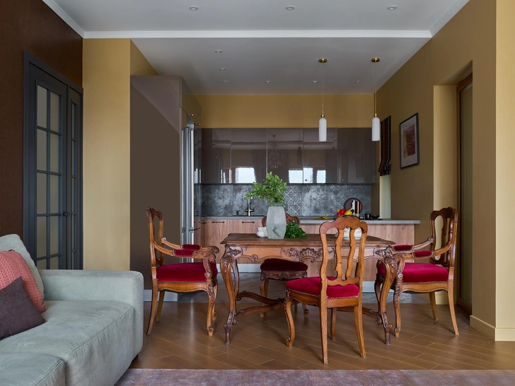 Обеденная группа, антиквариат. Краска, Olsta. | Источник: Ник Руденко. Стиль: Людмила Кришталева, Елена Середа 