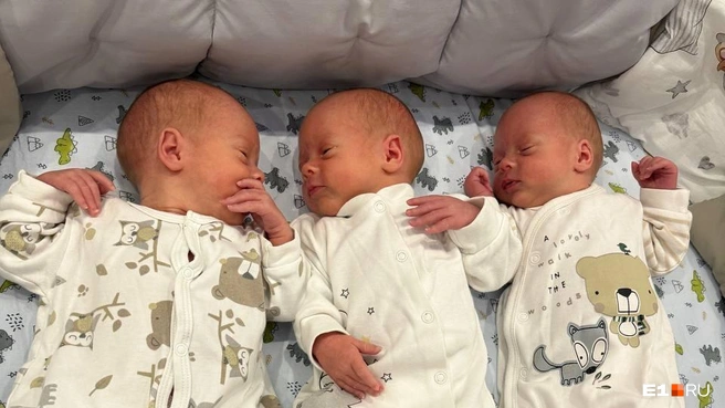 Такими крошками год назад привезли мальчиков домой | Источник: Кристина Пристромова