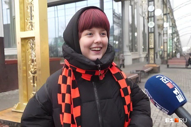 Алиса призналась, что раньше у нее мама была записана как «Мамасита»&nbsp;— это испанское слово, которое означает «красивая женщина» или «горячая штучка» | Источник: Кирилл Кушнов / Е1. RU