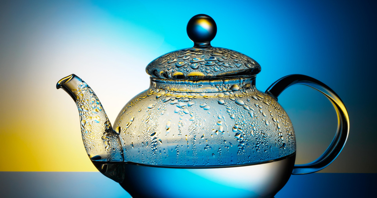 Что будет если пить кипяток. Вода в чайнике. Кипящая вода в чайнике. Чайник стеклянный для питьевой воды. Стеклянный чайник для газовой плиты.