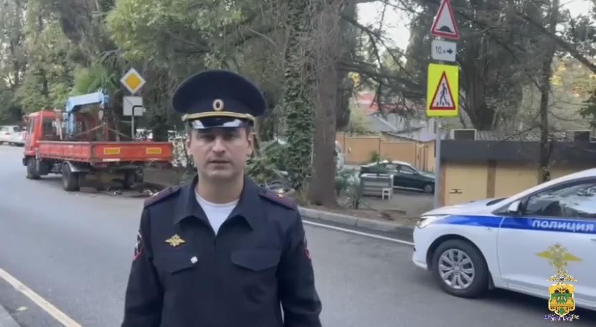 Скутерист врезался в припаркованный эвакуатор в Сочи и погиб