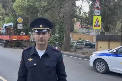 Скутерист погиб, врезавшись в эвакуатор в Сочи