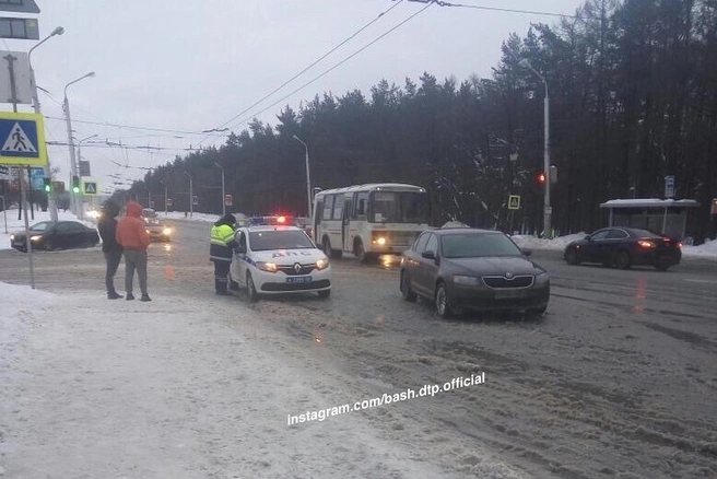 Автомобиль сбил девушку на пешеходном переходе | Источник: instagram.com / bash_dtp_official