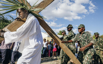 Мистерия «Крестный путь»: как отмечают Пасху христиане Мозамбика