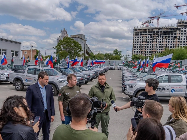 Александр Кропачев рассказал, что военным передали высокопроходимые машины, способные доставлять провизию, эвакуировать раненых и оперативно перемещаться по бездорожью | Источник: группа компаний ССК