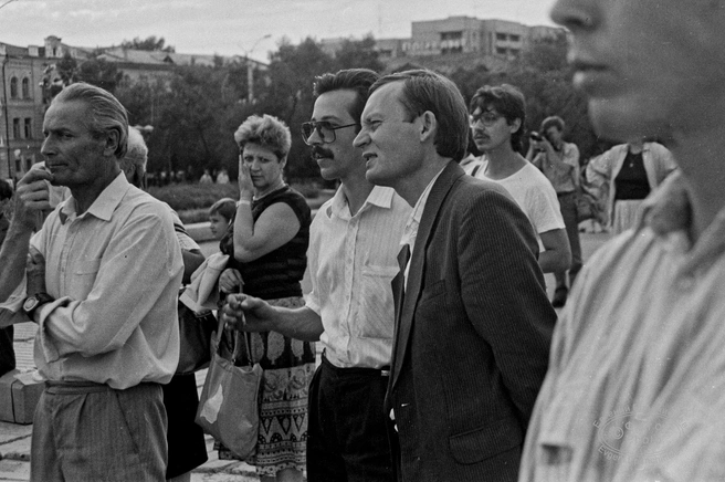 Равиль Гениатулин слушает речи антипутчистов | Источник: Евгений Епанчинцев