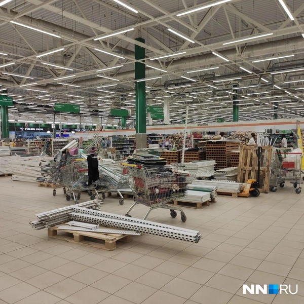 В магазине разбирают стеллажи, расположенные в центре зала | Источник: Наталья Бурухина / NN.RU