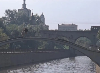Прогулка на Таможенном мосту | Источник: Кадр из фильма «Покровские ворота» (1983)