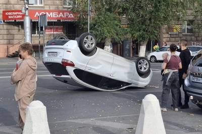 В центре Волгограда Lada X-ray перевернулся после удара