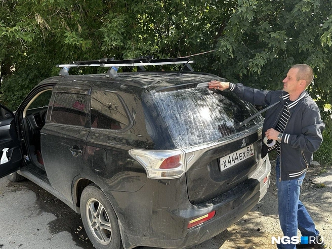 Владимиру пришлось заклеивать заднее стекло скотчем  | Источник: Павел Пешков / NGS.RU
