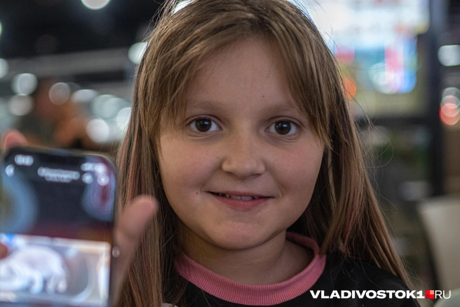 Варя пока не знает, кем хочет стать. Она неуверенно призналась, что представляла себя на сцене, а многие хвалили ее голос и танцевальные способности, но пока она в поисках себя. С бабушкой ей нравится гулять и рисовать, но также у девочки много друзей, больше, чем когда она не имела возможности активно двигаться. | Источник: Елена Буйвол / VLADIVOSTOK1.RU
