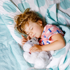 Спи, моя радость, усни: ученые назвали идеальное время для отхода ребенка ко сну