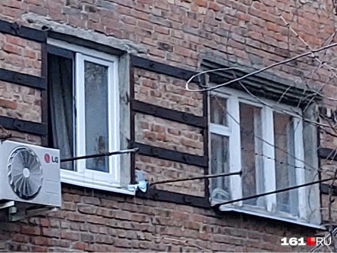 Трубки к наружным блокам сплит-систем срезаны | Источник: жители дома на Нариманова