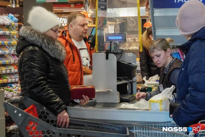 Рабочая смена продавцов&nbsp;— 12 часов | Источник: Евгений Софийчук / NGS55.RU