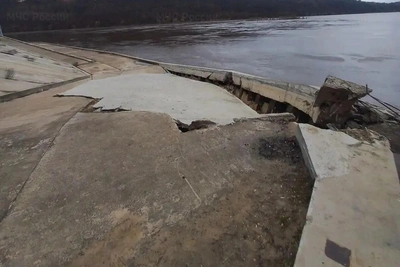 Паводковые воды вызвали обрушение набережной у Шуховской башни