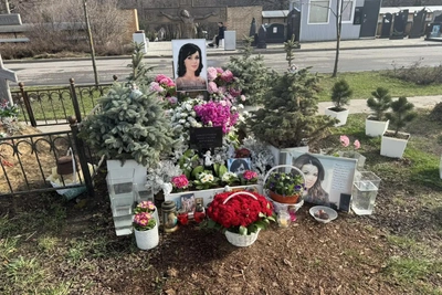 Вдовец Чернышев убрал могилу Заворотнюк в день ее памяти