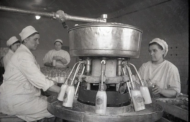 Разлив ацидофильного молока в кефиро-простоквашном цехе гормолзавода. 1953 год | Источник: фотофонд Самарского областного государственного архива социально-политической истории
