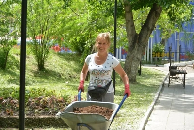 В парке Дома офицеров высадили цветы и кустарники