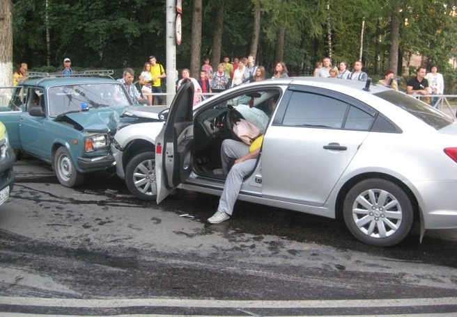 Пьяный водитель Chevrolet с мигалкой устроил ДТП в Рязани | ya62.ru