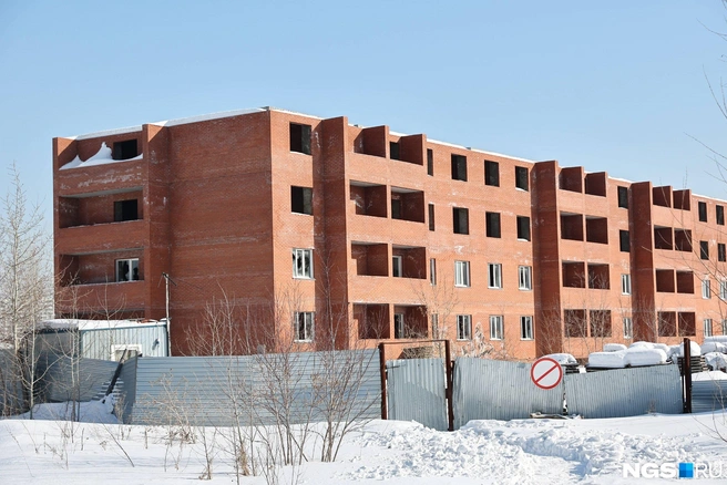 Степень готовности пятиэтажки дольщики оценивают как «4,5 этажа». Но в каком они состоянии&nbsp;— тоже открытый вопрос | Источник: Александр Ощепков / NGS.ru