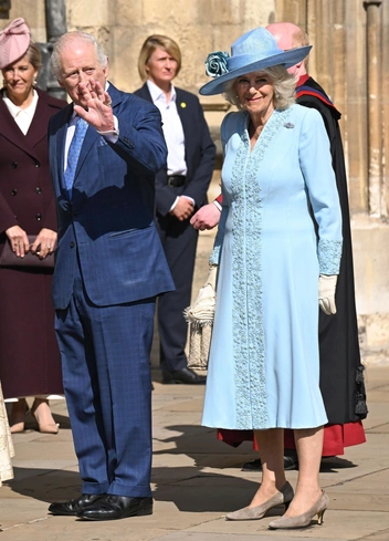В небесно-голубом: королева Камилла прибыла на пасхальную службу и заменила Кейт | marieclaire.ru