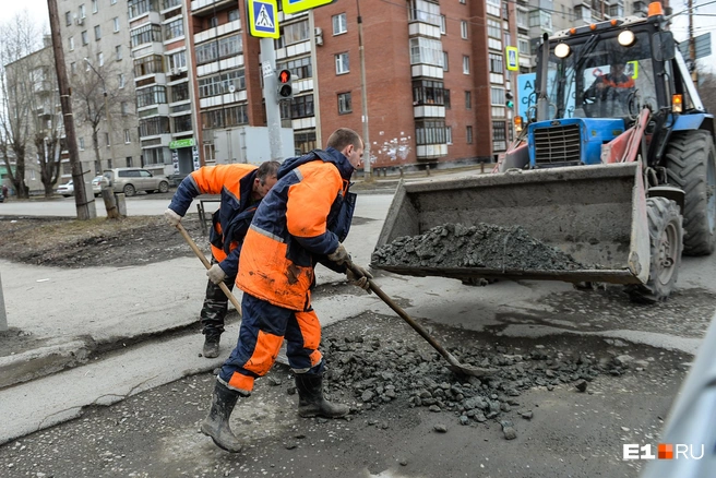 В мэрии Екатеринбурга рассказали, когда начнут ремонтировать дороги | Источник: Артем Устюжанин / E1.RU