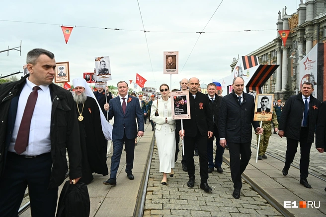 Полпред Жога сменил парадную форму перед проходом с «Бессмертным полком» | Источник: Максим Воробьев / E1.RU