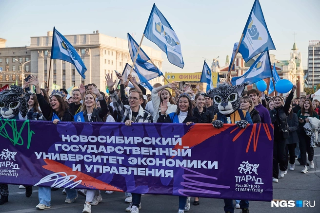 На шествии можно было заметить людей с флагами России и транспарантами, на которых указаны названия учебных заведений. | Источник: Александр Ощепков/NGS.RU