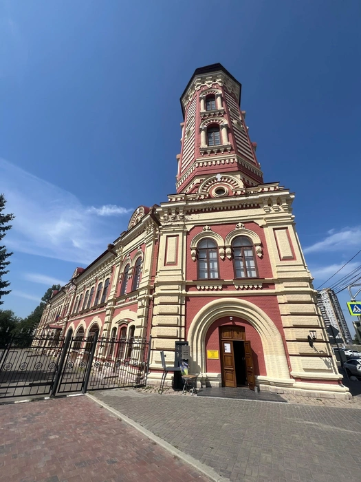 Каланча, кажется, пронзает собой июльское небо над городом | Источник: читатели V1.RU