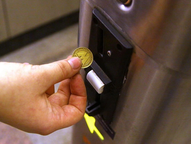 Себестоимость поездки в метро Петербурга в 2025 году составила 111 рублей. Средний пассажир платит 50,9 рубля, город добавляет 55,2 рубля. В 2025–2026 годах тарифы росли быстрее бюджетной поддержки — основная часть увеличения расходов легла на пассажиров. | Источник: FONTANKA.RU