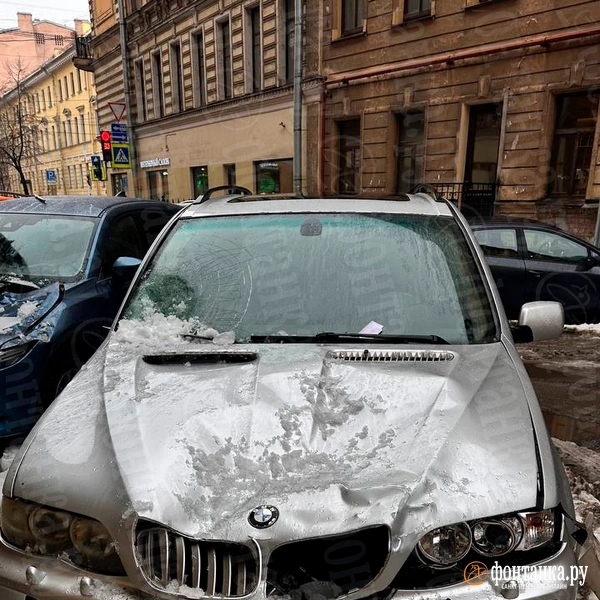 «Домов много, нас мало»: в Петербурге глыбы льда летят с крыш на автомобили | Источник: читатель «Фонтанки» 