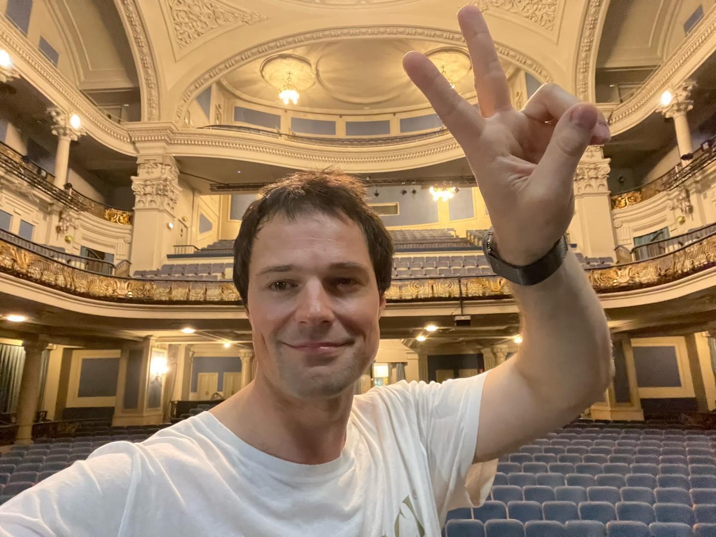 Данила&nbsp; Козловский красиво вернулся в светскую жизнь Москвы — готовил коктейли и читал Маяковского