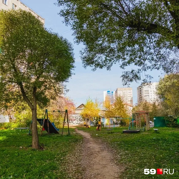Дворик с детской площадкой | Источник: Тимофей Калмаков / 59.RU
