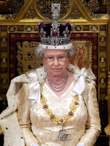 Елизавета II в Имперской короне во время государственного открытия парламента, 13 ноября 2002