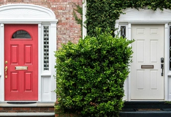 Как выбрать входную дверь для дома: советы экспертов