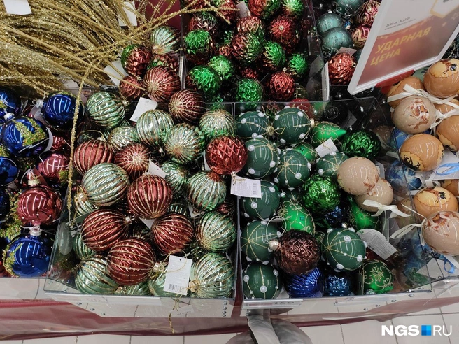 Во многих магазинах минимальная цена за елочное украшение — 15 рублей | Источник: Нина Раневская / NGS.RU